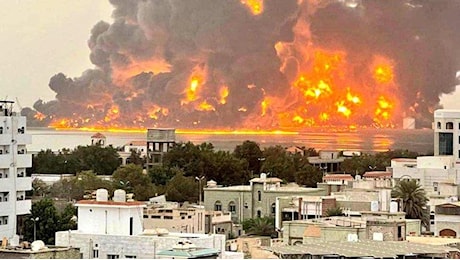 Raid israeliani in Yemen dopo i droni su Tel Aviv, colpita la roccaforte degli Houti che promettono: attaccheremo obiettivi civili