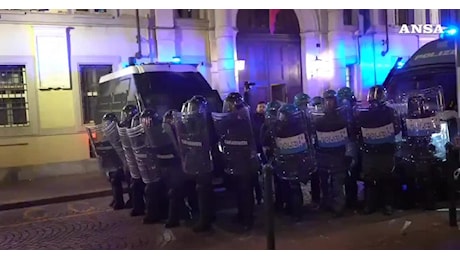 Corteo per Ramy a Milano, i cori contro i carabinieri: Assassini, a Torino assalto al commissariato e alla caserma - VIDEO