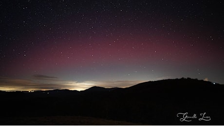 Il Capodanno si veste di viola: spettacolo nei cieli maremmani dopo il tramonto