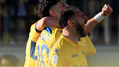 Serie B . Il Frosinone torna alla vittoria superando il Cesena 3-2