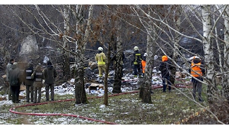 Aereo cargo si schianta vicino a Vilnius, colpita una casa di due piani: “Morto uno dei piloti, due feriti”