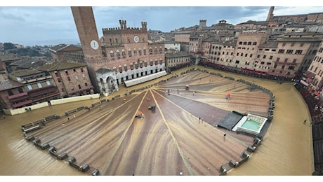 Piove ancora sopra Siena, Palio rinviato: si corre oggi