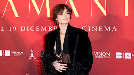 Kasia Smutniak in total black: piume e trasparenze sul red carpet del film Diamanti