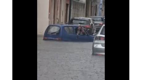 Nubifragi in Puglia: automobilisti bloccati nell’acqua alta a San Pancrazio Salentino, il VIDEO