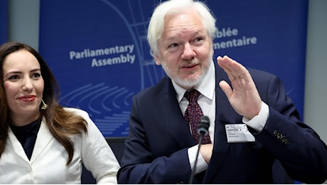 Strasburgo, il primo discorso di Julian Assange da uomo libero : “Mi sono dichiarato colpevole di giornalismo”