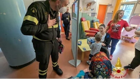 Epifania di solidarietà a Nocera: Vigili del Fuoco portano doni ai piccoli pazienti dell’ospedale