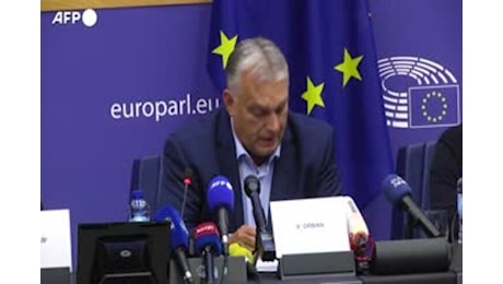 Eurocamera, protesta durante la conferenza stampa di Viktor Orban