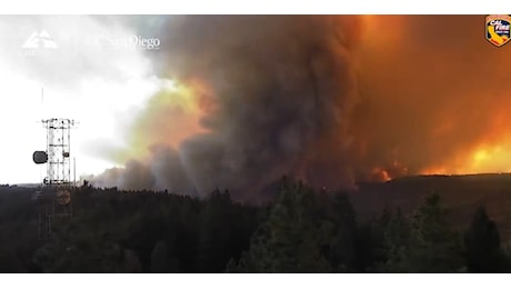 Incendio estremo in California, dal Park Fire un mostruoso “tornado di fuoco” | VIDEO