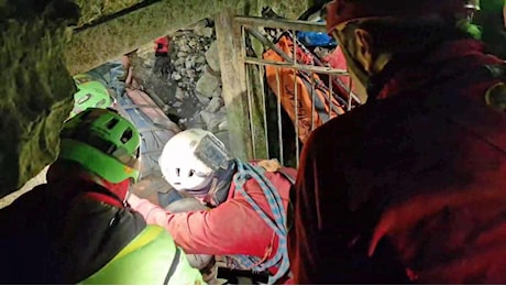 Le 81 ore della speleologa Ottavia Piana dentro l'abisso: «Tornerà nelle sue grotte»