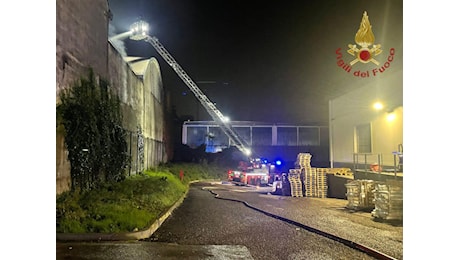 Incendio in officina a Milano, 10 evacuati: fiamme da ieri sera