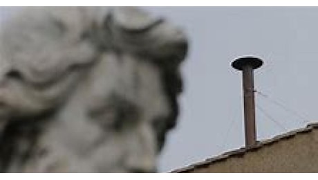 Il conclave più osceno della storia segna una svolta nel senso dell'irrealtà totale, della Narrazione globalizzata che mette insieme vaccini e cardinali, santi e criminali, pace e guerra.