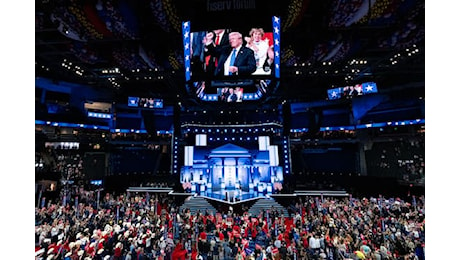 Usa, Trump ricompare alla convention Gop e sale sul palco: sostegno di Haley e DeSantis