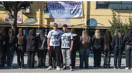 Santo Romano ucciso a San Sebastiano al Vesuvio, i compagni di classe: «La vita vale meno di una scarpa»