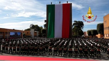 CONFERITA MEDAGLIA D’ORO AL VALOR CIVILE ALLA BANDIERA D’ISTITUTO DEL CORPO NAZIONALE NELLA CERIMONIA DI GIURAMENTO DI 957 ALLIEVI VIGILI DEL FUOCO PRESENTE ALLA CERIMONIA IL MINISTRO DELL’INTERNO PIANTEDO