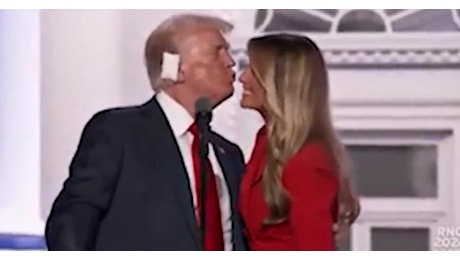 Trump prova a baciare Melania sul palco di Milwaukee, la reazione dell’ex first lady è virale