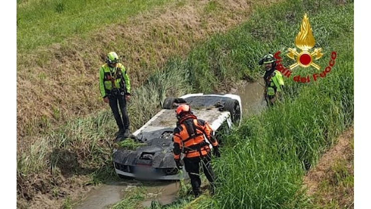 Lamborghini finisce in un canale nel Veneziano: un morto e un ferito - Sky TG24