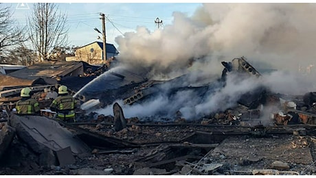 Ucraina colpita da «uno dei più potenti attacchi aerei russi». La Polonia fa decollare jet militari. «120 missili e 90 droni contro civili e infrastrutture»