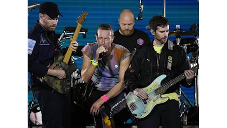 La musica spaziale dei Coldplay tra Luna, amore e Brian Eno