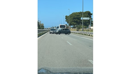 Delirio in autostrada: auto contromano e passeggeri a piedi per raggiungere l’aeroporto di Palermo