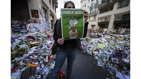 Dieci anni dopo, Charlie Hebdo ricorda il sanguinoso attentato