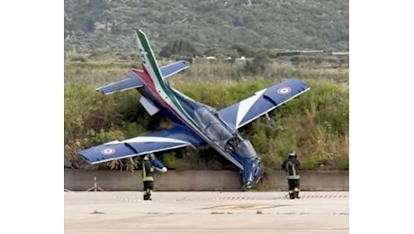 Frecce tricolori, aereo finisce fuori pista durante l’atterraggio VIDEO