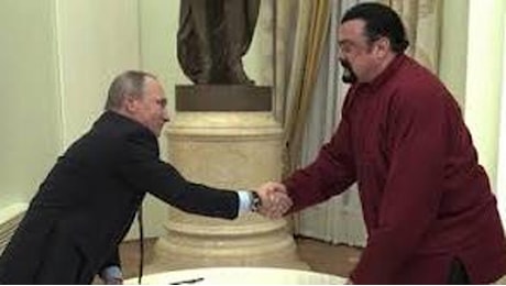 Steven Seagal scrive a Putin di essere pronto a morire per lui. E i “Veterani di Russia” provano ad arruolarlo in Ucraina