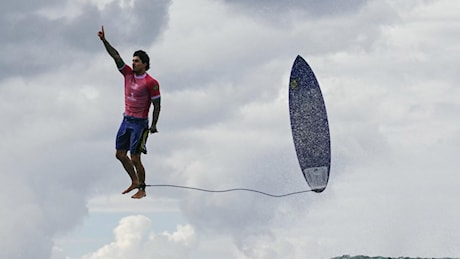 Il surfista Gabriel Medina e il volo sul mare: così Jerome Brouillet ha firmato la foto spettacolare delle Olimpiadi