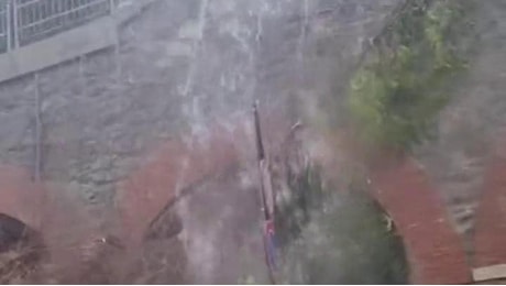 Maltempo in Liguria, a Celle Ligure cascate d'acqua sulle strade