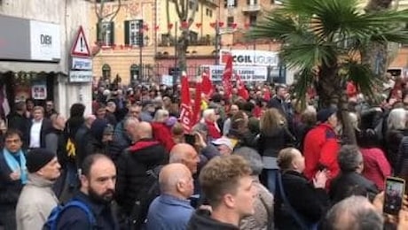 A Genova centinaia in piazza dopo l'aggressione al sindacalista