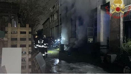 Milano, incendio in via Pedroni: a fuoco un'officina, evacuato uno stabile di due piani