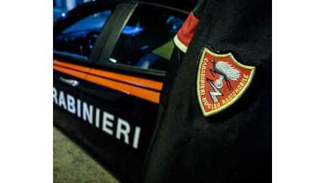 Aggredisce prima la moglie a casa, poi i carabinieri in pronto soccorso: in arresto