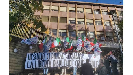 «Dux» sui muri, svastiche e cori: scontri tra gruppi di destra e collettivi a La Sapienza, interviene la polizia. Bernini chiama la rettrice - Il video