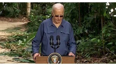 Joe Biden, finisce il discorso e si perde nella foresta amazzonica: attimi di sconcerto