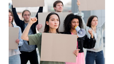 Occupazione, docenti in piazza per riavere la scuola: Siamo vittime, mancato riconoscimento della nostra dignità