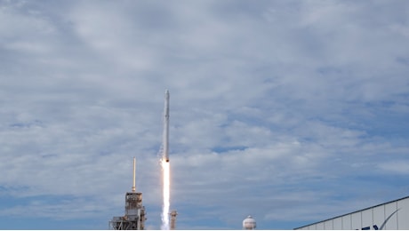 Un razzo di SpaceX è esploso nello spazio mentre trasportava alcuni satelliti