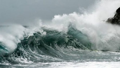 MAREGGIATE Venti di Scirocco sull’Adriatico, allerta meteo in Puglia: chiusi i cimiteri a Bari