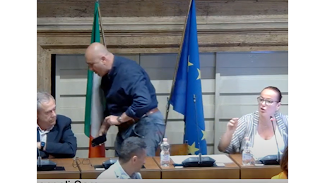Terni, Bandecchi abbaia a Cecconi durante question time | Video