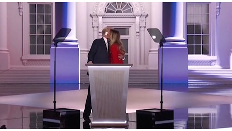 Donald Trump bacia Melania alla convention repubblicana: la fredda reazione di lei