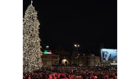 Si accende l'albero di Natale di Roma in piazza del Popolo: via alle festività nella Capitale