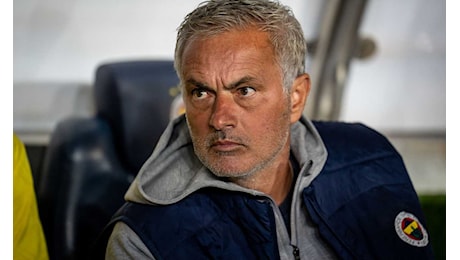 Mourinho show in Turchia: pc davanti alla telecamere, la protesta diventa virale|Estero