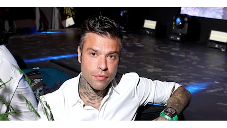 Fedez in consolle dopo il malore (e si riaccende il gossip sul flirt con Giulia Ottorini)