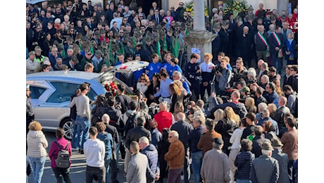 Una folla accoglie Matilde Lorenzi per il funerale