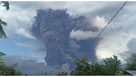 Indonesia, l'eruzione spettacolare di un vulcano: colonna di cenere alta chilometri