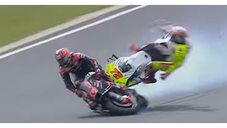 VIDEO. Tremendo incidente a 200 all'ora tra Vinales e Bezzecchi durante la Sprint Race di MotoGp in Australia. I piloti sono miracolosamente illesi