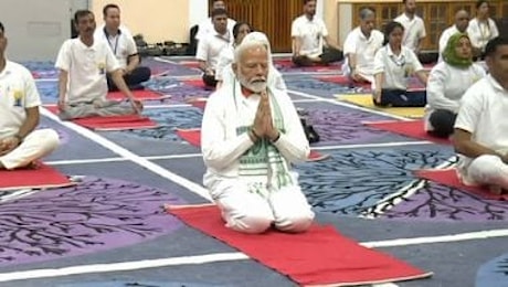 È lo Yoga Day, il premier indiano Modi pratica in Kashmir