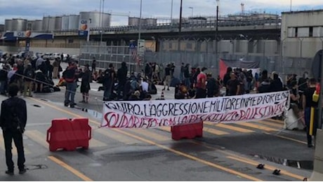 Bloccati i valichi per il porto di Genova. La protesta: Fermiamo il traffico di armi in Palestina