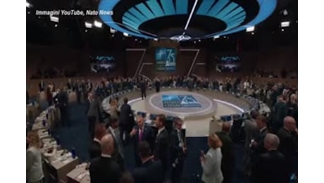 Vertice Nato, le smorfie di Meloni infastidita dal ritardo di Biden