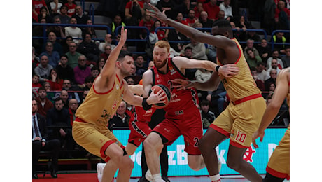 Olimpia Milano, terzo ko di fila in Eurolega: l’Olympiacos vince al Forum ancora di 1 punto