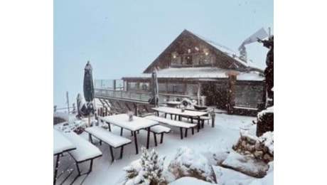 Maltempo, neve di settembre sulle Dolomiti: il paesaggio è da favola