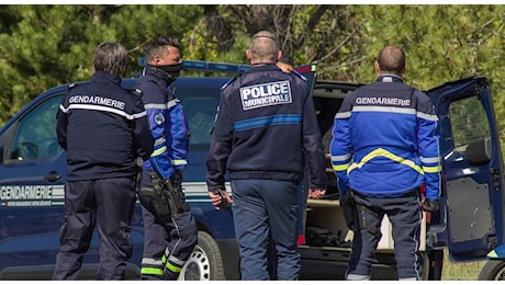 Tre bambini di 2, 11 e 13 anni trovati morti in casa: l'orrore scoperto dal papà. Scomparsa la madre: «Era depressa»